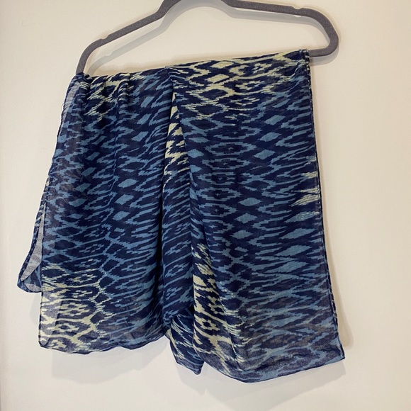 •2/$15• Thin Tube Scarf in Navy, Blue, & Off-White Ikat Diamond Pattern - Picture 2 of 3